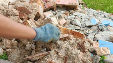 Nahaufnahme-Von-Händen,-Die-Sandsteinreste-Reinigen