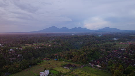 Ubud-village-and-resort-with-overcast-sky-and-mountain-in-background,-Bali-in-Indonesia