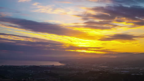 brillante puesta de sol brillante sobre la ciudad, luces nocturnas aparecen, vista de lapso de tiempo