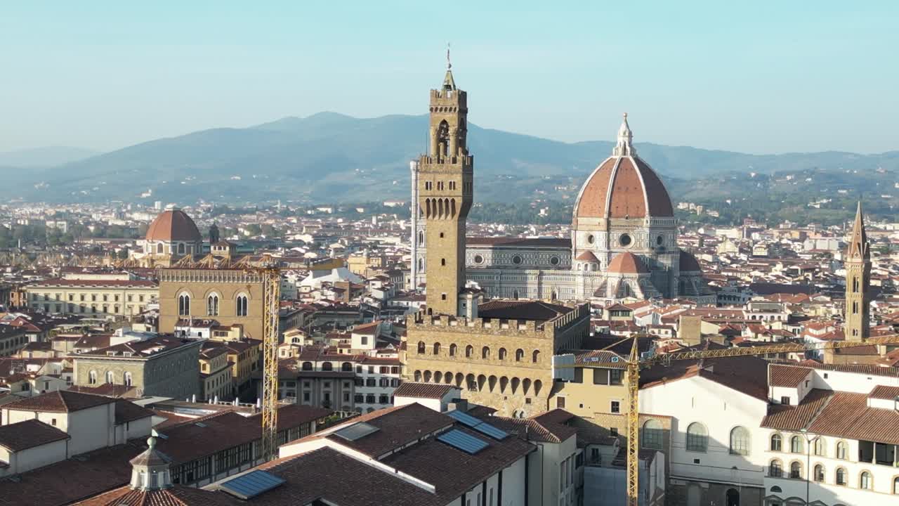 torre dramática vista aérea de arriba vuelo catedral ciudad medieval florencia toscana italia