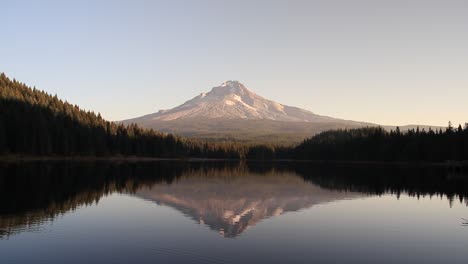 Reflejos-De-Montaña-En-Un-Lago-Temprano-En-La-Mañana-Al-Amanecer