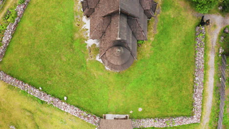 Luftaufnahme-Der-Gol-stabkirche-Auf-Dem-üppigen-Feld-In-Oslo,-Norwegen---Von-Oben-Nach-Unten-Geschossen