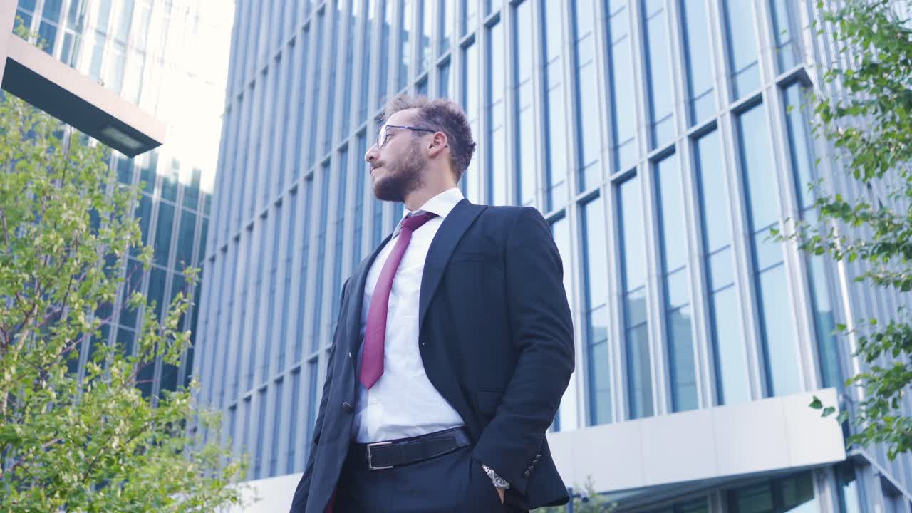 hombre de negocios confiado y determinado.