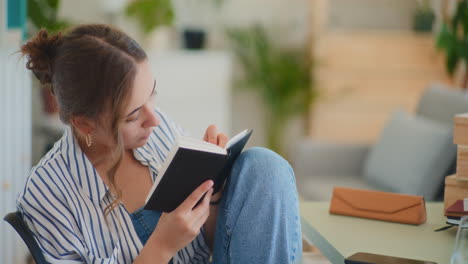 Mujer-Leyendo-Y-Escribiendo-En-Un-Cuaderno