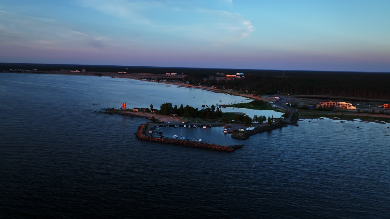 la isla de keskuskari con las dunas de kalajoki en el fondo, puesta de sol en finlandia - vista aérea