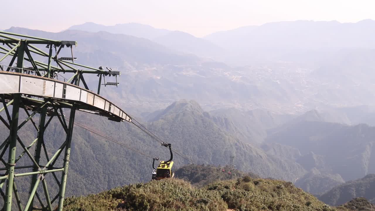 Funivia a gondola che sale verso la cima del Fansipan, la montagna più alta dell'Indocina, situata a Sapa, Vietnam