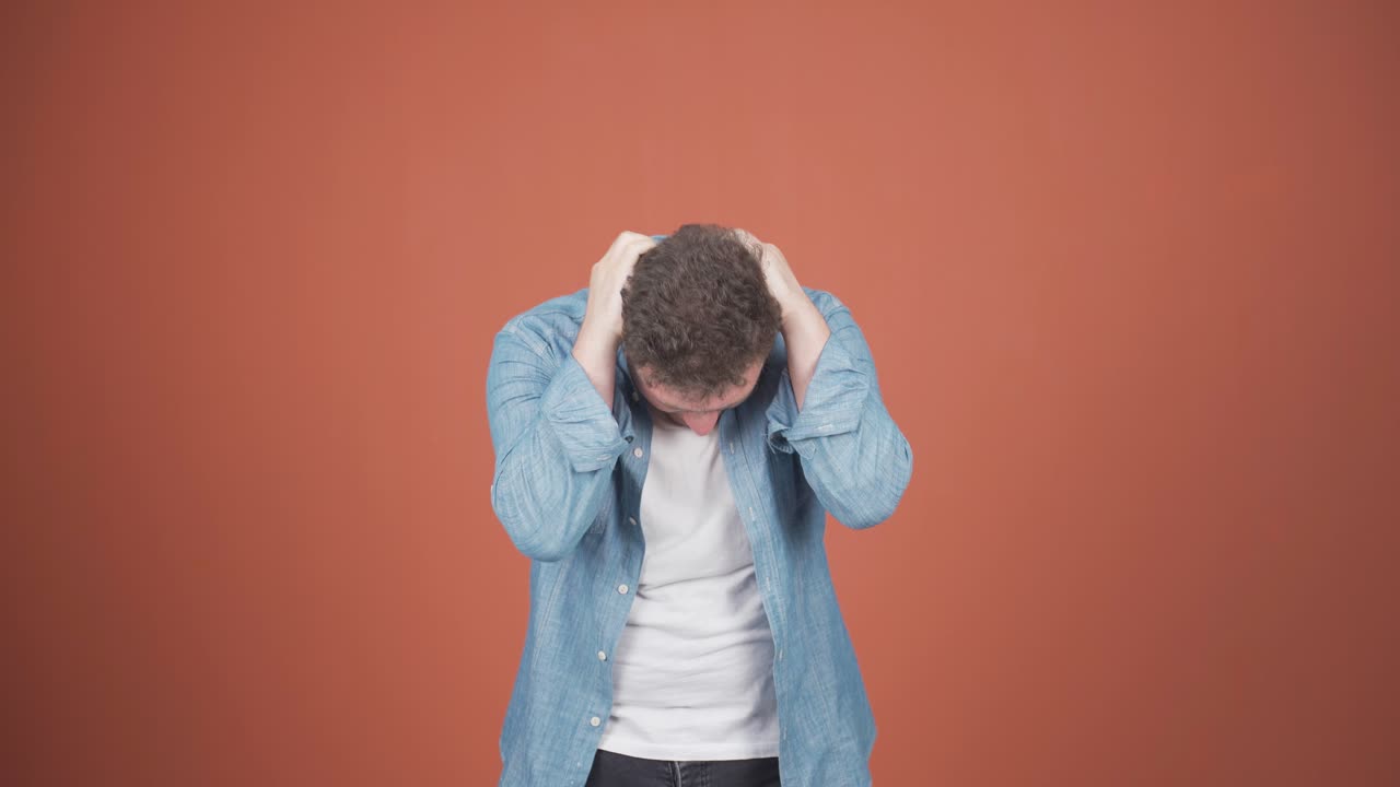 카메라 앞에서 신경 ⁇ 약에 걸린 남자