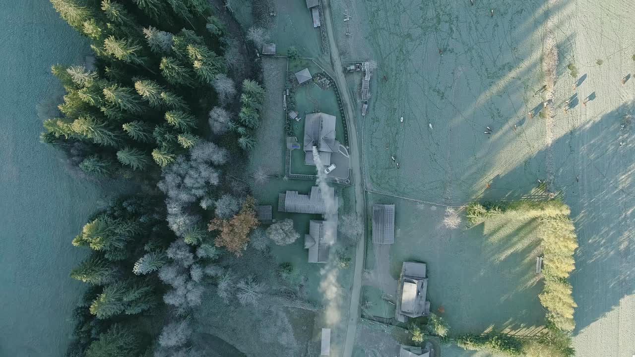 굴뚝에서 연기가 나는 시골 농장의 추운 아침, 나무 그늘