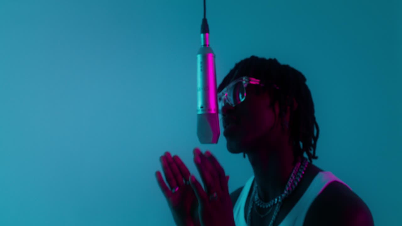 artista de grabación en el estudio