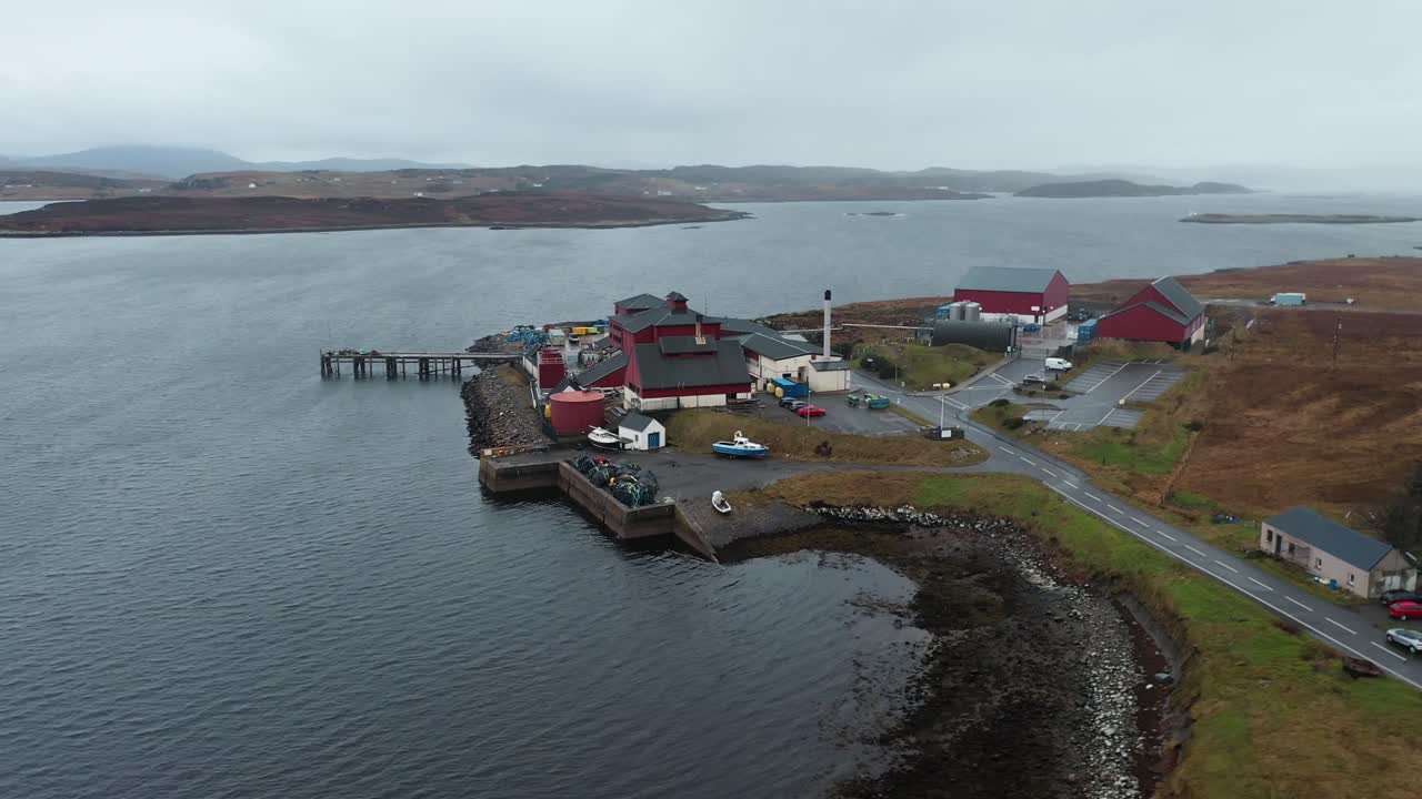Drohnenaufnahme des Callanish BASF Pharmawerks in Breasclete auf Lewis