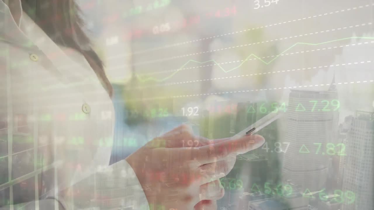 animación del procesamiento de datos financieros sobre una mujer caucásica que usa un teléfono inteligente