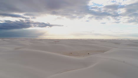 antena 4k de hermosas y desoladas dunas de arena blanca interminables al amanecer