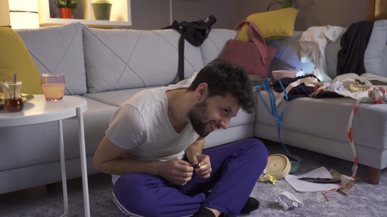 미치광이, 정신분열증 환자가 집에서  ⁇ 박이는 빛을 보고 있습니다.