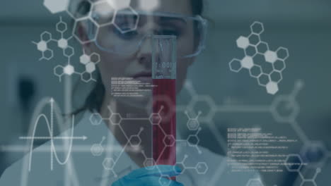 animación de datos científicos sobre una trabajadora de laboratorio caucásica enfocada