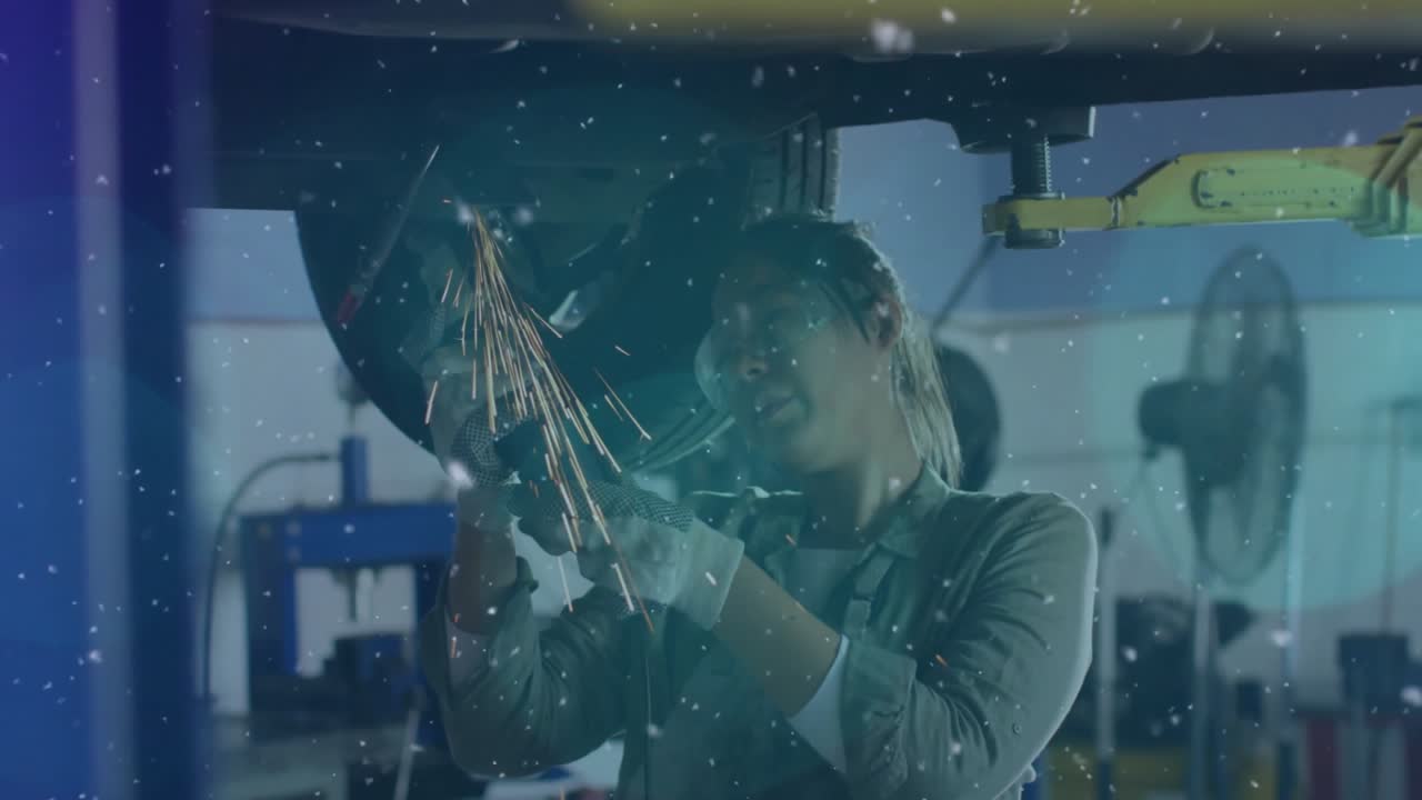 Meccanica che aziona una smerigliatrice sotto un'auto sollevata, generando scintille e levigando il metallo della sospensione.