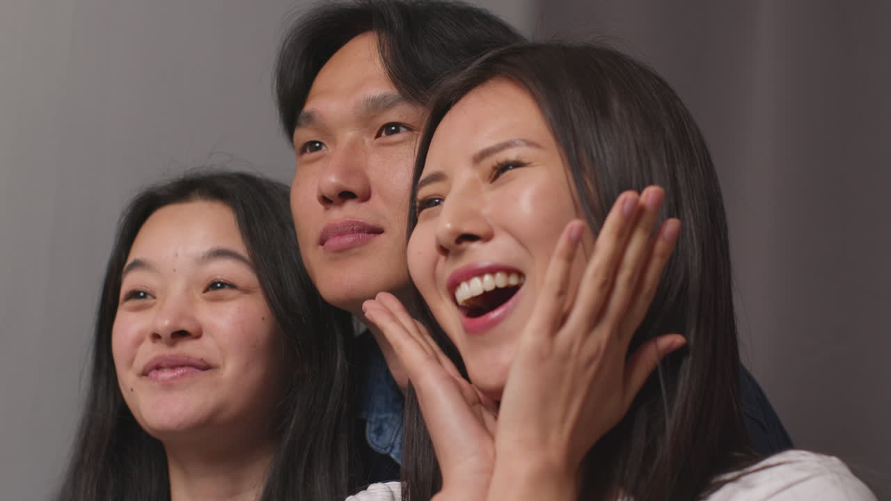 사진 상자 에 있는 친구 들 의 그룹 이 초상화 를 찍고 얼굴 을 그리는 재미 를 누리고 있다