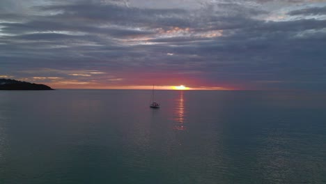 fondeadero de veleros al atardecer en la bahía