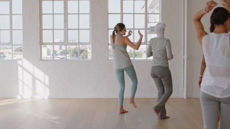 clase de baile grupo de bailarinas multiétnicas terminaron de practicar saliendo del gimnasio