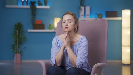 christian woman praying.