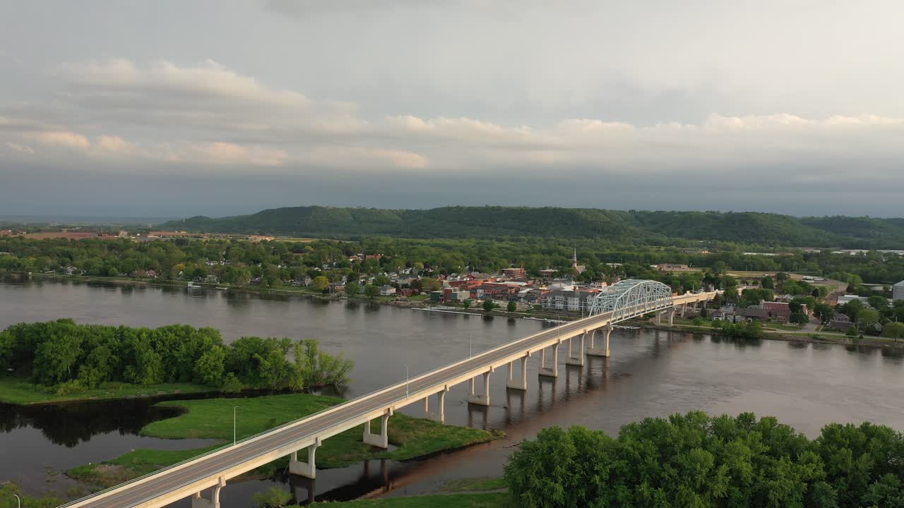 vista aérea de una ciudad y un puente sobre un río