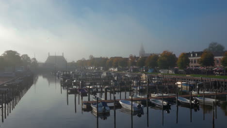 Puerto-De-Pueblo-Holandés-Tranquilo-Y-Silencioso-En-Una-Soleada-Mañana-De-Invierno-Con-El-Foco-En-Las-Pequeñas-Bahías-Típicas-Para-Barcos-Y-Barcos