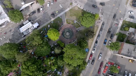 Kellogg-Park-in-downtown-Plymouth,-Michigan-with-drone-video-overhead-and-moving-down