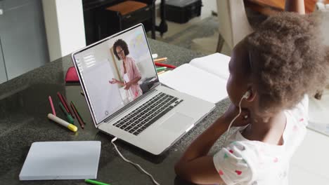 Animación-De-Una-Chica-Afroamericana-Con-Auriculares-Que-Tiene-Lecciones-En-Línea-En-Una-Computadora-Portátil