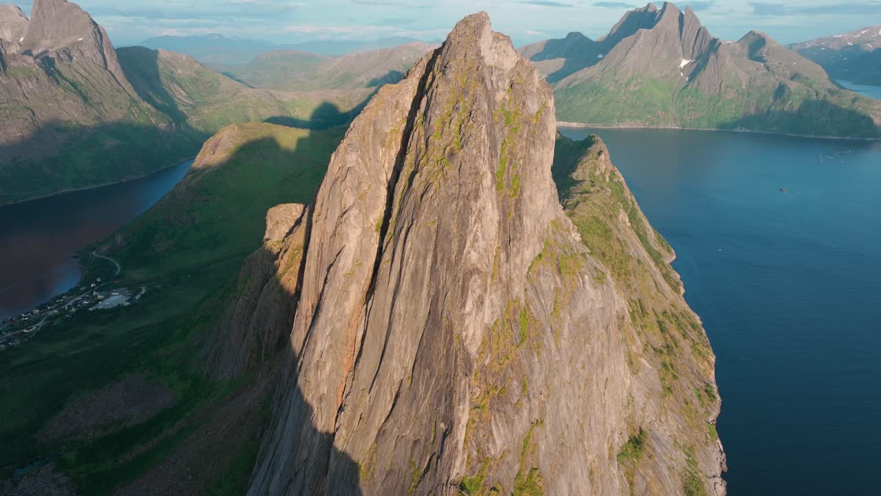 노르웨이 의 센자 섬 에 있는 피오르드가르드 를 내려다보는 세글라 정상