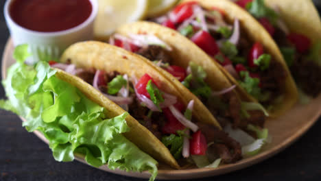 Tacos-Con-Carne-Y-Verduras---Estilo-De-Comida-Mexicana