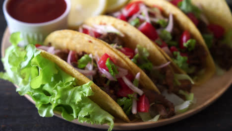 tacos con carne y verduras - estilo de comida mexicana