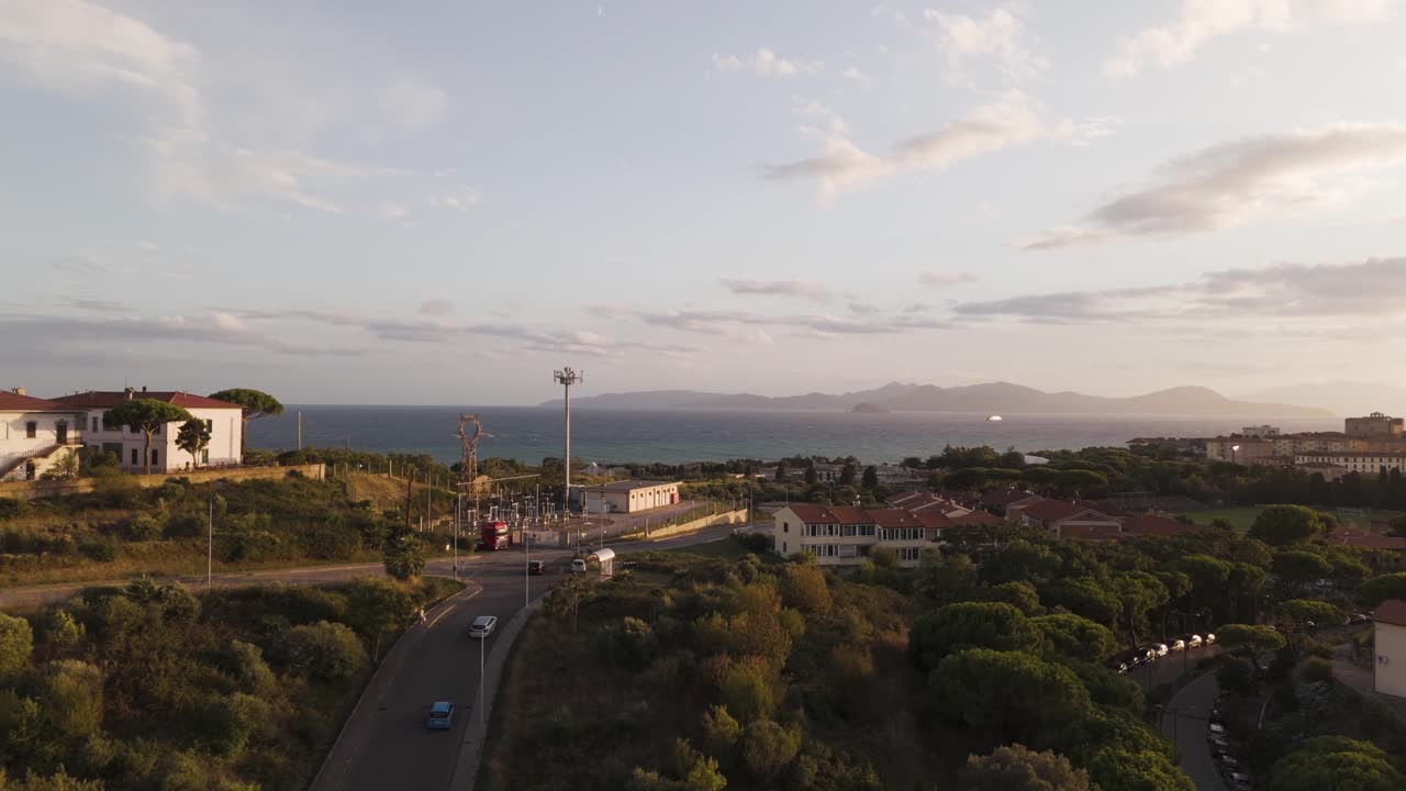 Toskana'daki bir sahil kasabası olan Piombino'nun drone görüntüsü; çatılar, sahil şeridi, yollar ve Akdeniz çevresini vurguluyor. Turizm ve bölgesel hikaye anlatımı için mükemmel.