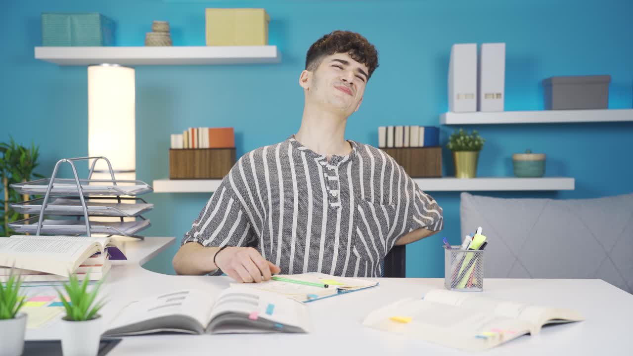 학생, 허리 통증. 앉아있는 장애로 인한 허리 통증.