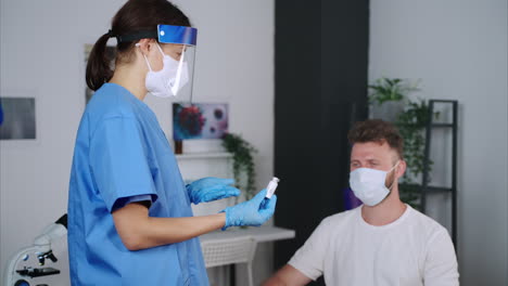 el médico le muestra el medicamento al paciente.
