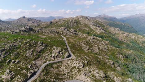 Auto-Fährt-Kurvenreiche-Straße-In-Den-Bergen-Von-Gerês,-Portugal