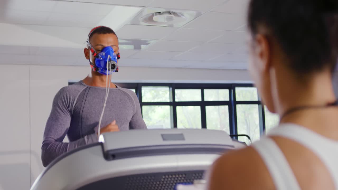 Corridore che usa un analizzatore di gas metabolici