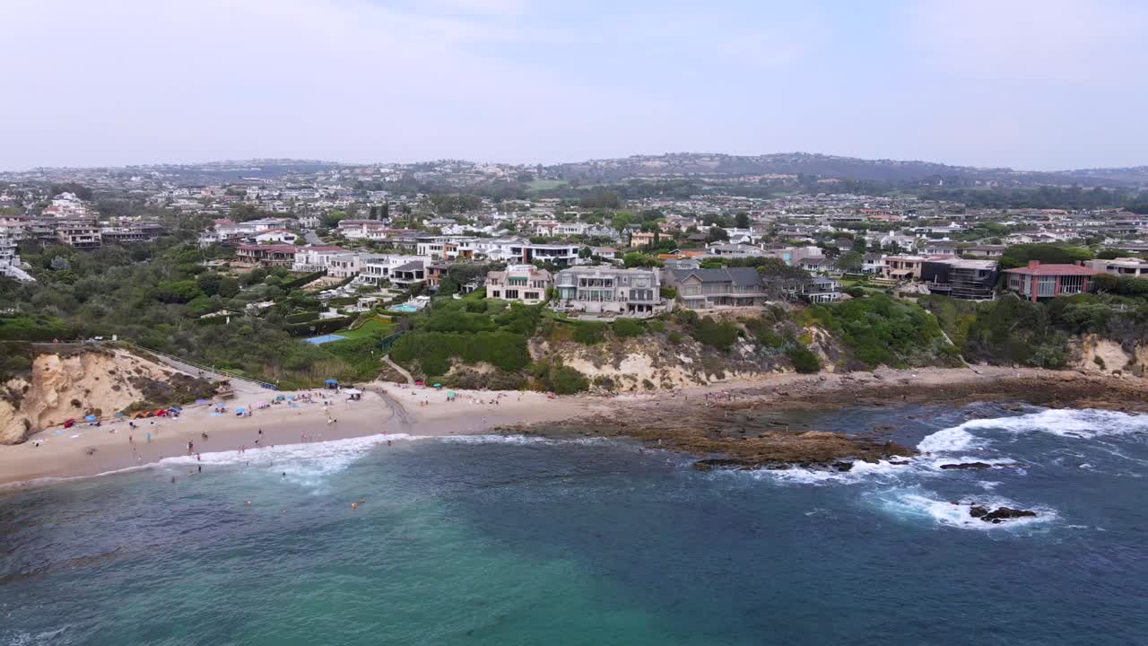 뉴포트 퍼시픽 비치 샌디에이고 캘리포니아의 일몰 절벽 위의 공중