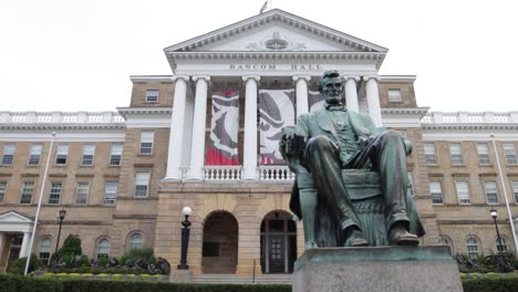 statua di abraham lincoln alla bascom hall dell'università del wisconsin a madison, wisconsin con video gimbal che passa davanti