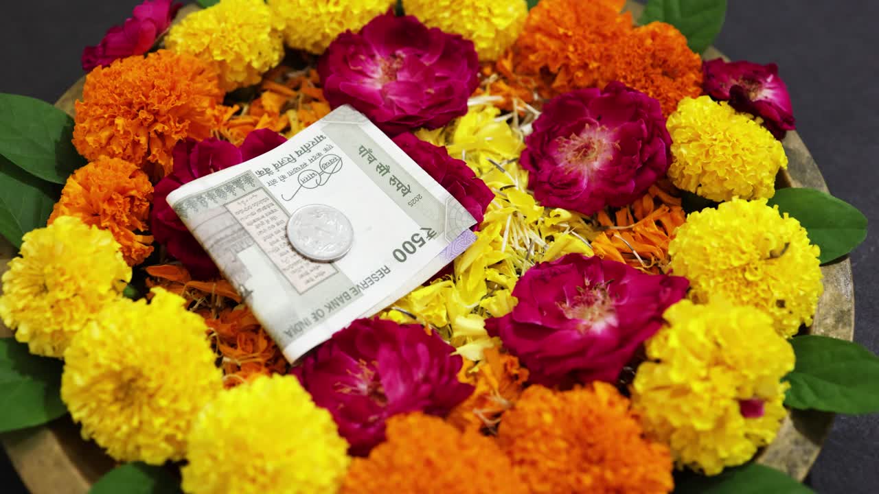 Piatto da preghiera festivo con composizione floreale e valuta che simboleggiano prosperità e devozione