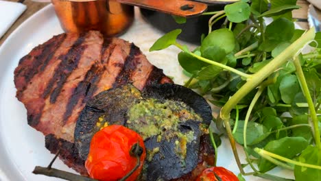delicioso filete de carne con trufa puré de patatas, tomates cereza, setas y salsa con ensalada en un restaurante, entrecote carne de filete, comida sabrosa, tiro de 4k