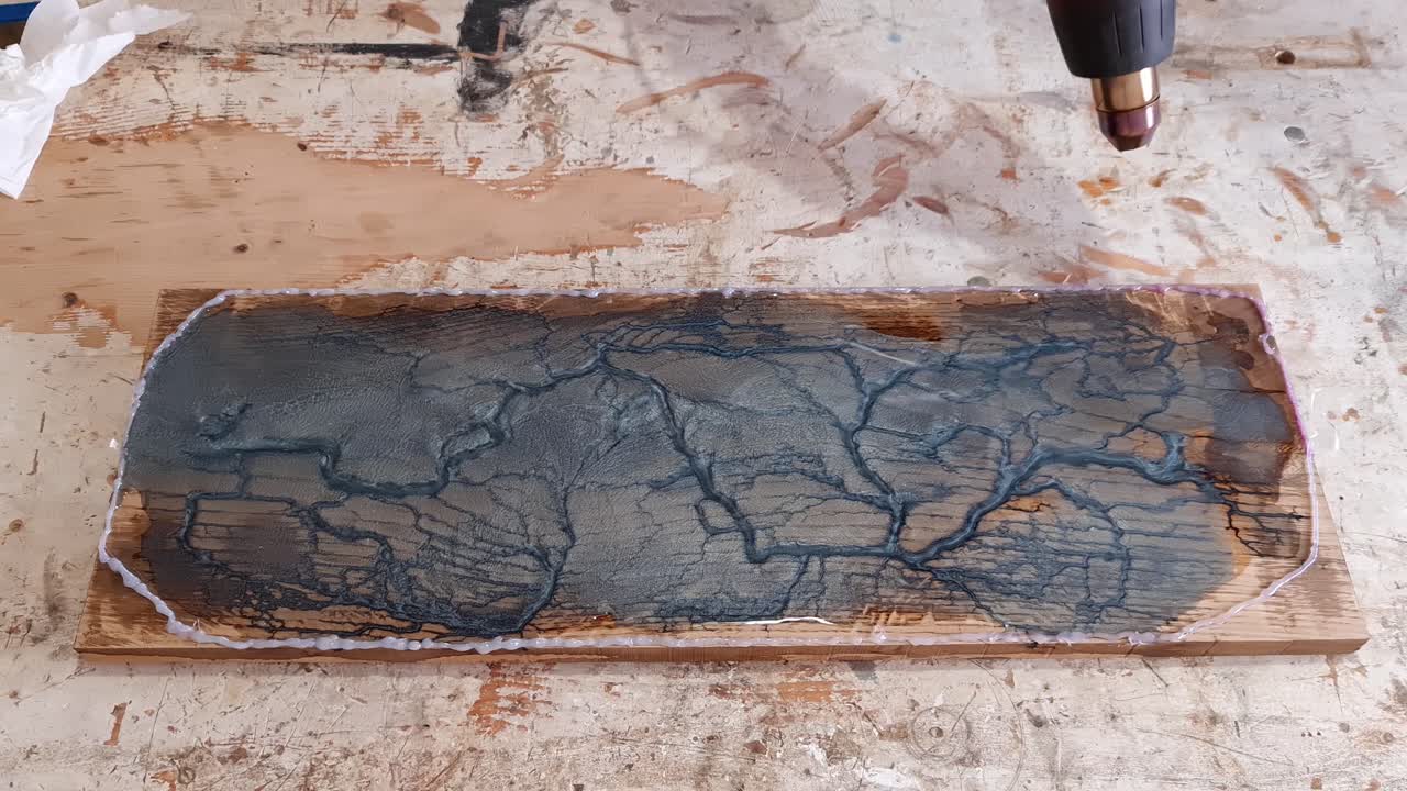 использование промышленного дутья для получения пузырьков, испаряющихся из эпоксидной смолы