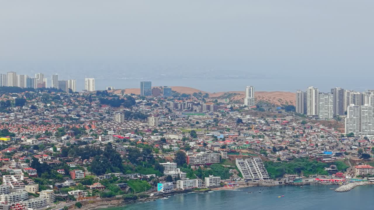 Volo panoramico sulla Spiaggia Amarilla, le Scogliere di Concón e gli edifici della città lungo la Costa del Pacifico in Cile