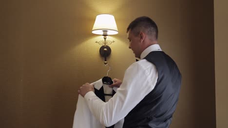 groom getting ready for his wedding day