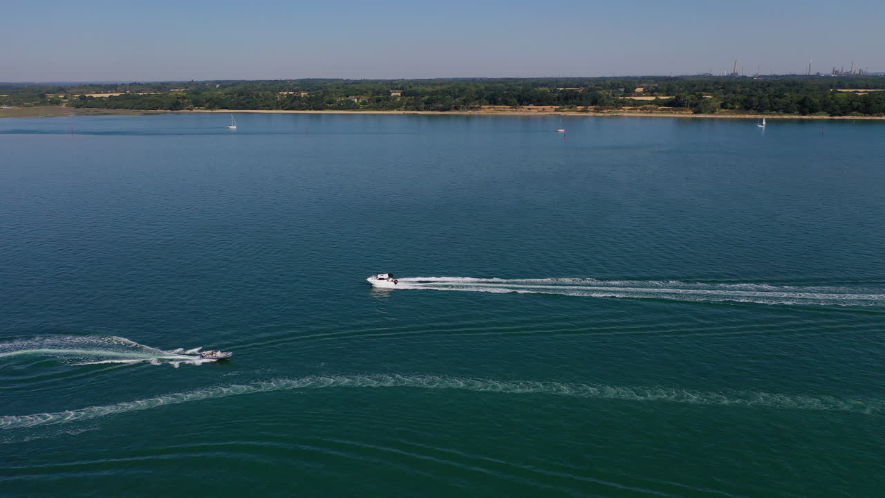 aéreo volando sobre la playa de lepe y barcos día soleado reino unido 4k