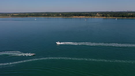 Vuelo-Aéreo-Sobre-La-Playa-De-Lepe-Y-Barcos-Día-Soleado-Reino-Unido-4k