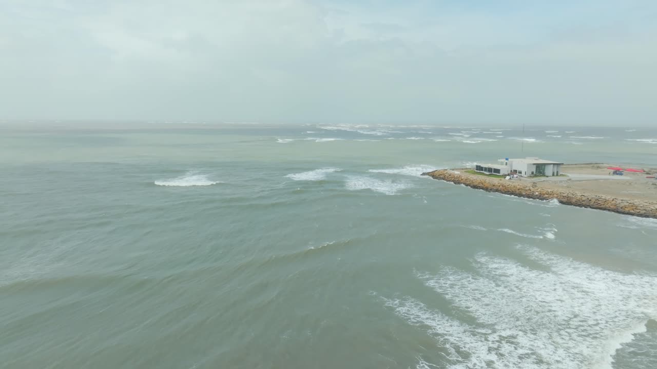 vista aérea de las olas del mar arábigo rompiendo durante el ciclón biparjoy, marea alta y clima extremo en la costa, pakistán, sindh