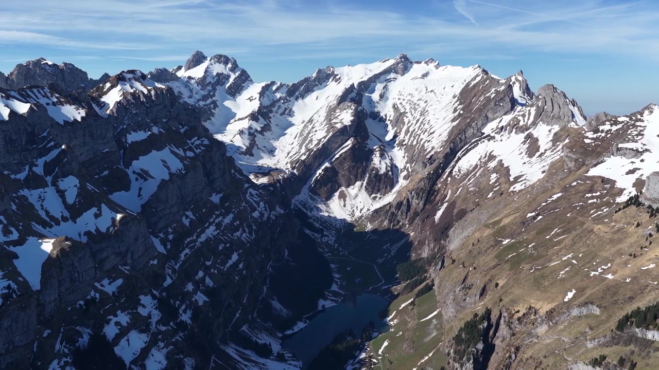 İsviçre Alpstein masifi dağ sırasının havadan kış manzarası, yüksek irtifa.