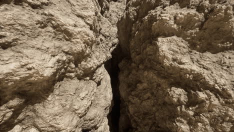 primer plano de una grieta estrecha en un cañón rocoso