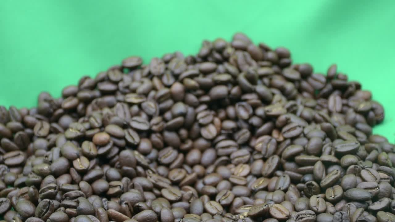 granos de café y vapor de café caliente en una pantalla verde