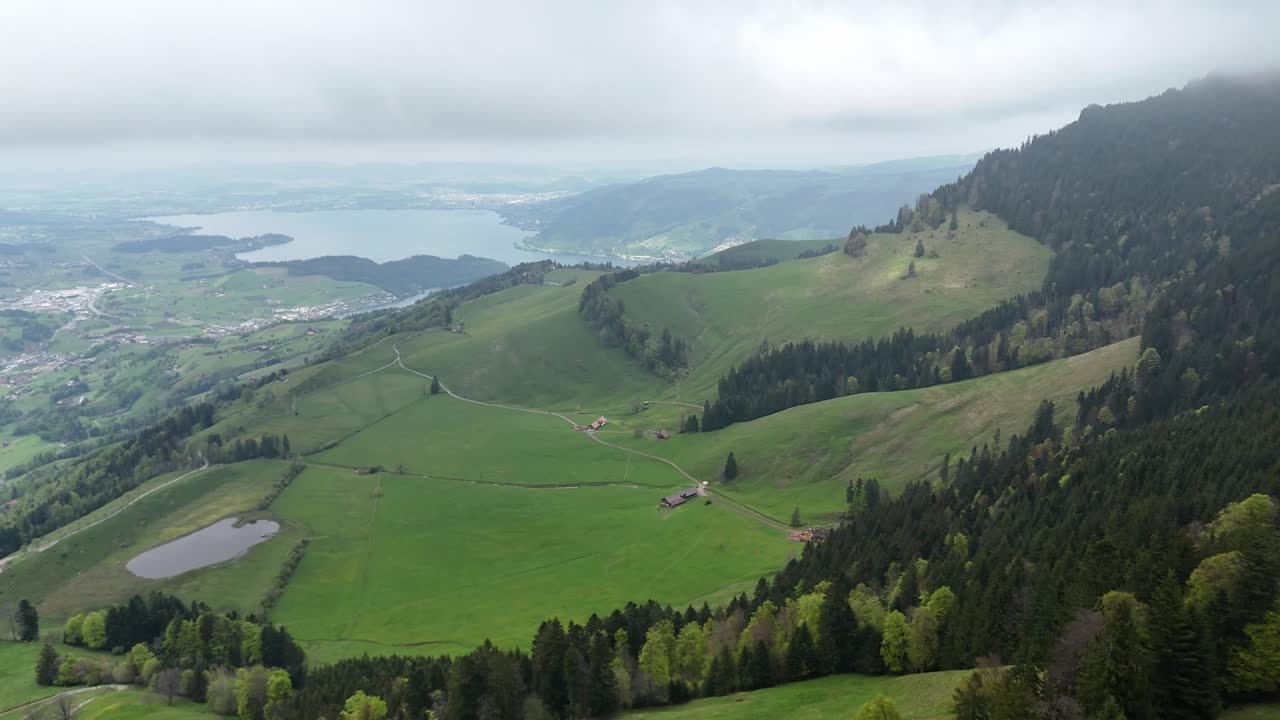 fotografía aérea de aproximación del lago zugersee con verdes montañas idílicas en suiza
