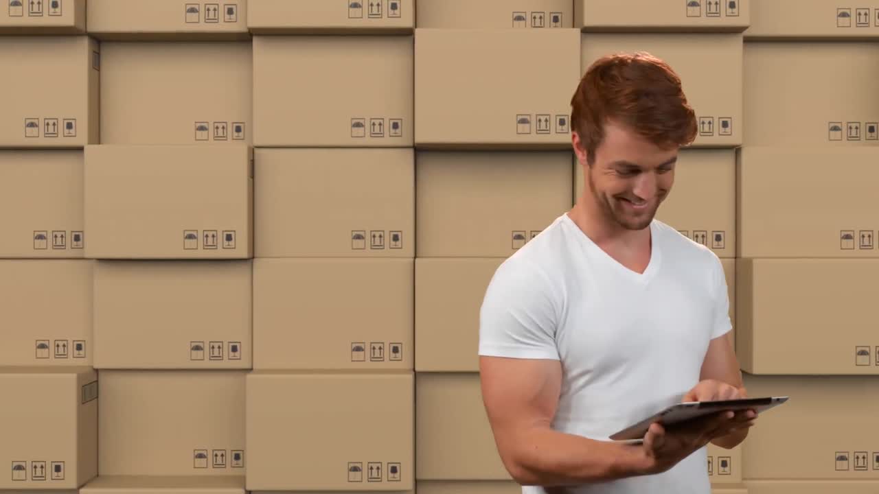 Animazione di un uomo che usa un tablet, con pile di scatole sullo sfondo.